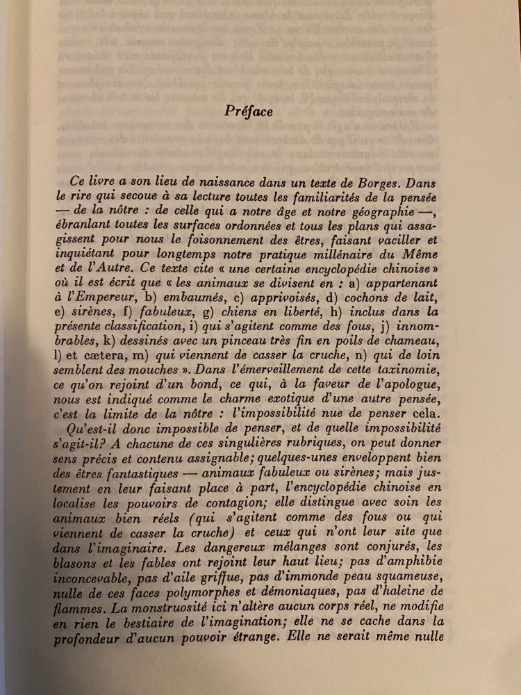 Erste Seite von Foucaults Buch les mots et les choses mit dem Zitat aus dem post: Irgendeine chinesische Enzyklopädie teilt Tiere ein in die, die „a) dem Kaiser gehören, b) einbalsamiert sind, c) zahm sind, d) Spanferkel sind, e) Sirenen sind, f) fabelhaft sind, g) streunende Hunde sind, h) in der gegenwärtigen Klassifizierung enthalten sind, i) sich wie verrückt benehmen, j) zahllos sind, k) mit einem sehr feinen Kamelhaarpinsel gezeichnet sind, l) und so weiter, m) gerade den Krug zerbrochen haben, n) von weitem wie Fliegen aussehen.“