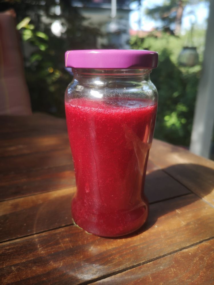 Ein Glas Marmelade im Sonnenschein 