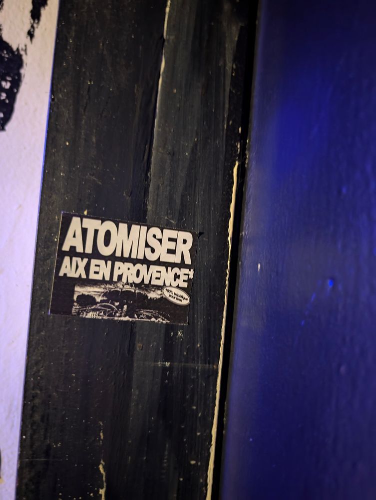 photo d'un sticker avec comme texte "atomiser Aix en Provence"