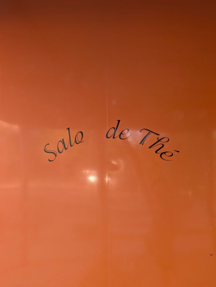 photo d'une devanture d'un salon de thé dont la lettre n a été effacée