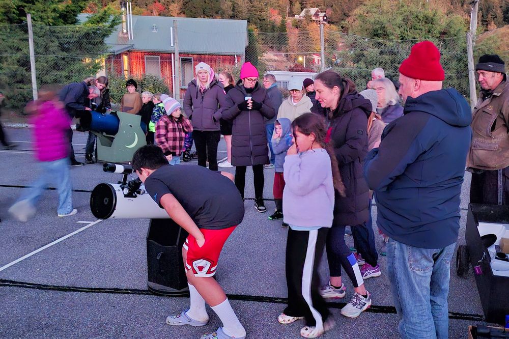 Checking out the moons of Venus through a telescope in Naseby.