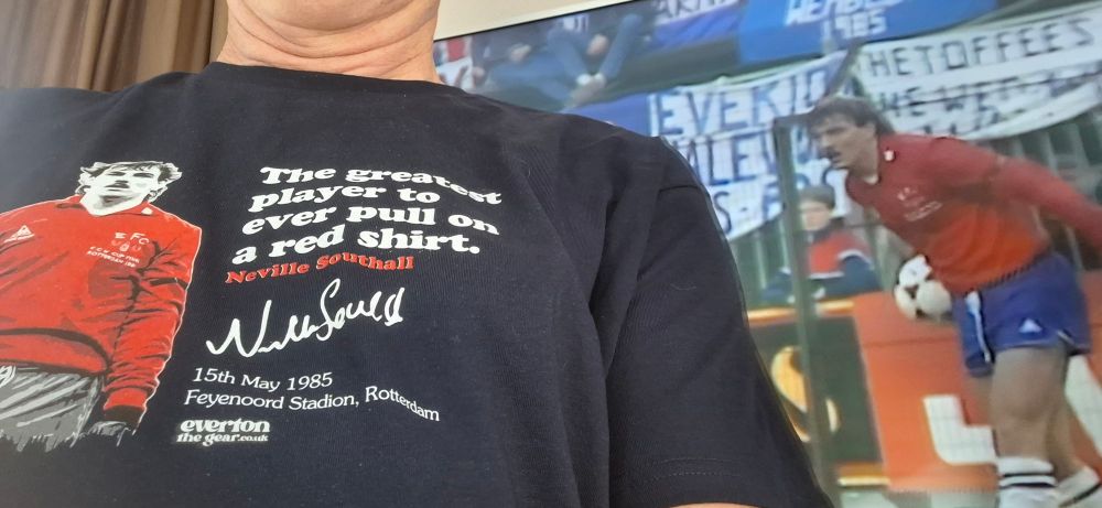 Greatest player to ever pull on a red shirt, Neville Southall  on r shirt and TV.