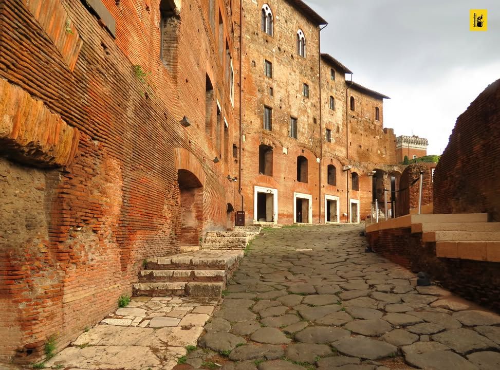 Ruins of Trajan's Market and illustration of the market