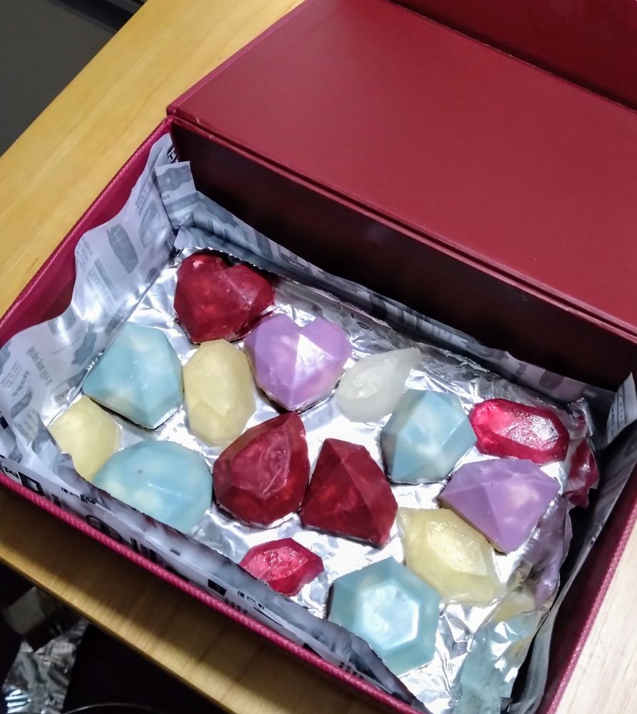 宝石型のカラーチョコレートと琥珀糖