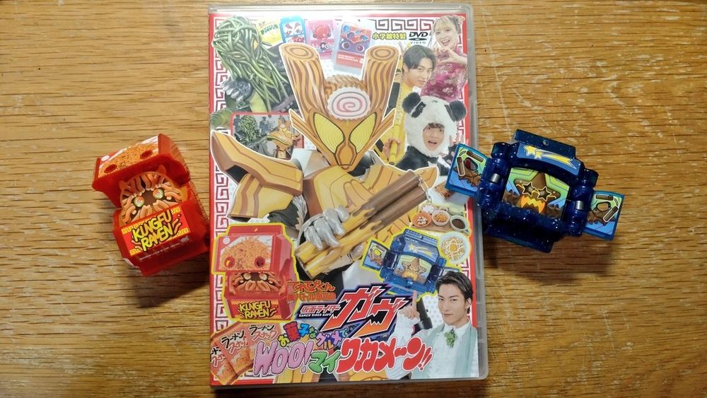 ・幸果さんがゴチゾウの存在を知っている、ショウマが絆斗と不和じゃないのを踏まえると時系列はフラッペ回以降？
・ラーメンは食べた事があるのねショウマ。背脂は知らなかったけど。
・ワカメン登録者数300万人超え…！？もうそのままインフルエンサーとして活動しろよ…。つーかクセが強い。
・1回の収録でヒトプレス数人分？手間がかかる割にコスパが悪過ぎる…手際も悪いし…。幸福な状態でプレスしなきゃ意味が無いんだよ。
・何で絆斗が出ているのにヴァレンにならないんですか？えッヴァレンバスターを忘れた！？その分時間稼ぎをしてくれたのはナイス。
・ゴチゾウ騎馬が可愛い。ちゃんとお礼のお辞儀をするカンフー麺君も可愛い。
・変身時の両眼発光を被り物のパンダにもやってたの良い演出だったね。
・水分でスナックシールド(仮称)がふやけるからチョココーティングで強化←しっかりカシバトルしてて満足。
・「考えるな！感じろ！」おいハンティーッ！！！！！
・つーかワカメンが消えたらあのチャンネルはどないすんねん。