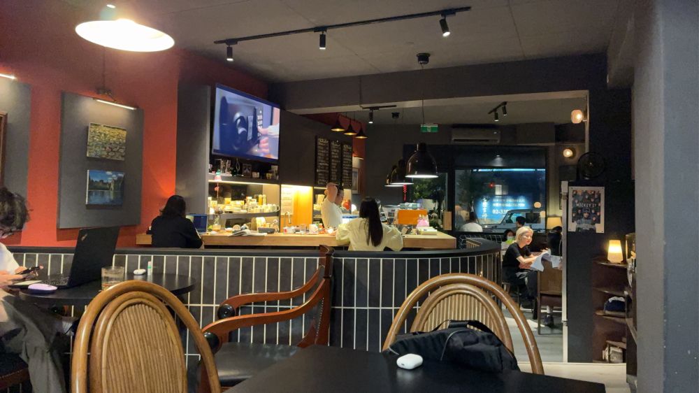 深夜にも関わらず、ほぼ満席状態の台北おしゃれカフェ「咖啡・梅」です。