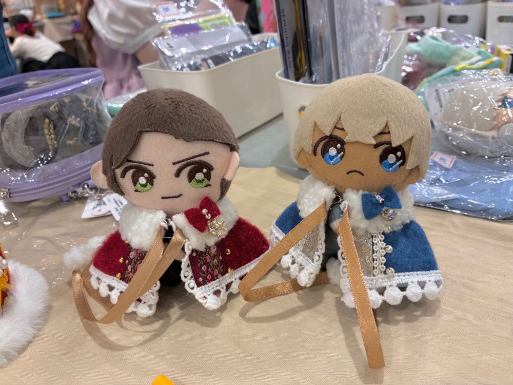 ぴょこ谷くんには紺色のマント☺️

マントを作った方からは：
「おめめの色と似ていますね、可愛い❤️」