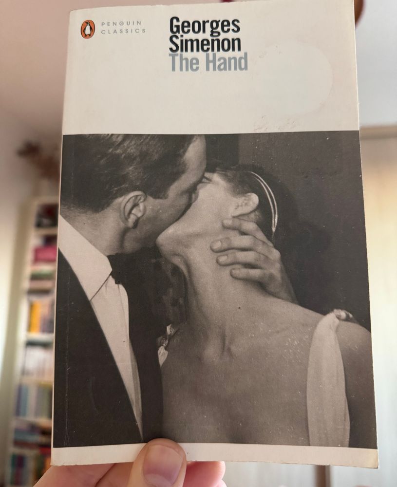 Paperback cover of The Hand by Georges Simenon