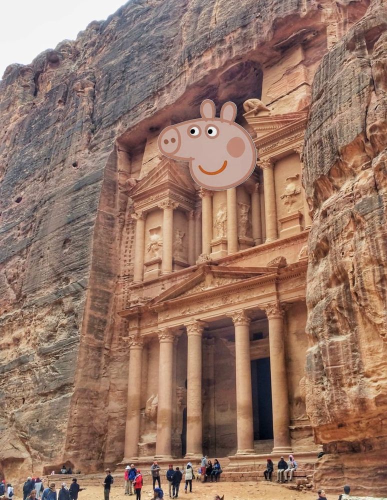 Peppa Wutz in der Felsenstadt Petra, Jordanien 
