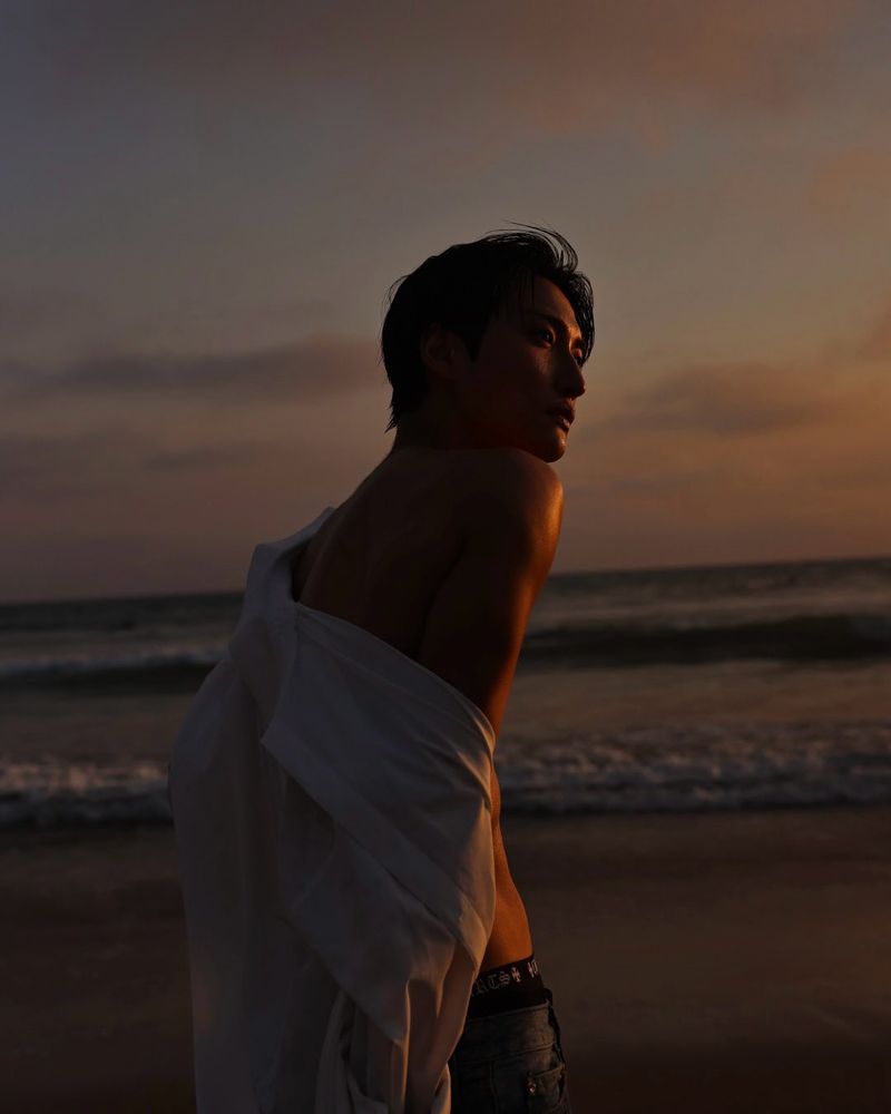 kpop group ateez member park seonghwa photographed taking off his shirt