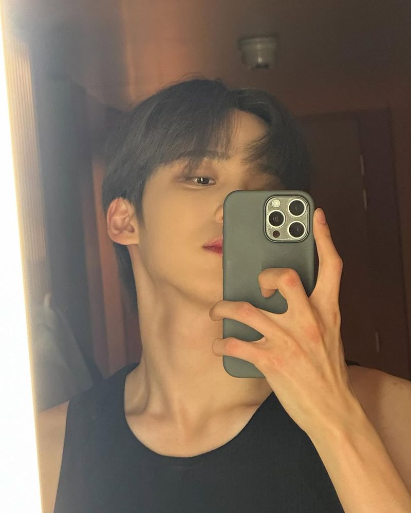 kpop group ateez member jeong yunho in a selfie 