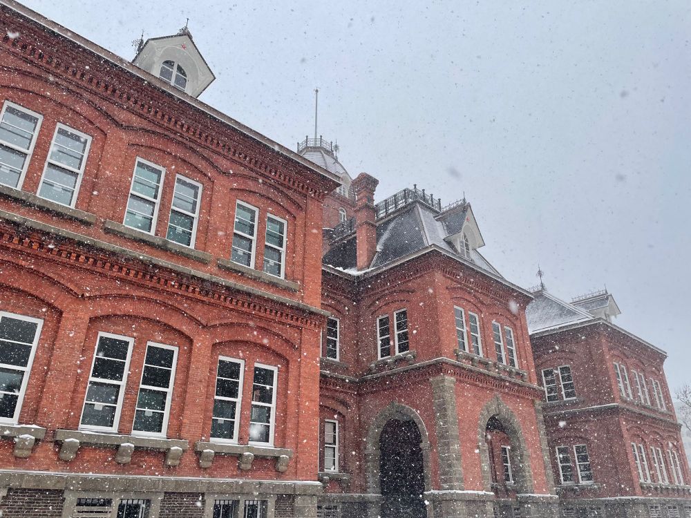 雪の降る中建つ北海道庁旧本庁舎（赤れんが）