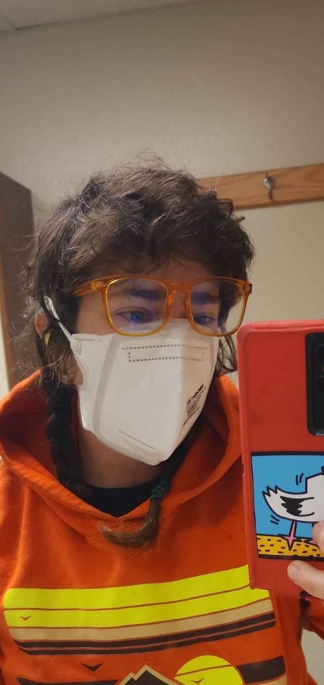 Karen wearing the N95, too big for their face. 