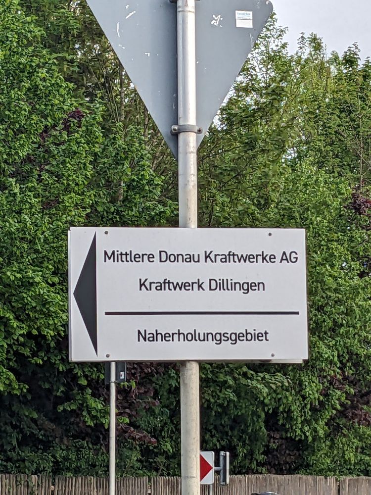 Wegweiser: "Mittlere Donau Kraftwerke AG Kraftwerke Dillingen / Naherholungsgebiet"