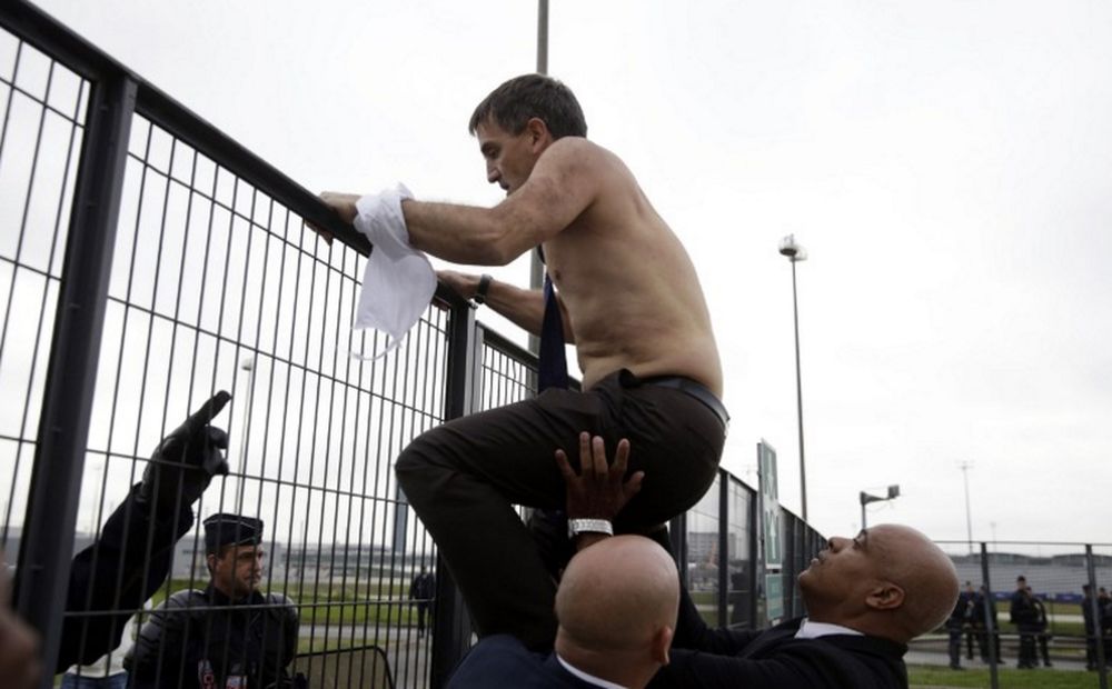 Le DRH adjoint d'Air France avait eu sa chemise arrachée à l'issue d'un houleux comité d'entreprise. Sur la photo on le voit avec des lambeaux de chemise, torse nu, être passé par dessus une clôture par des garde du corps.