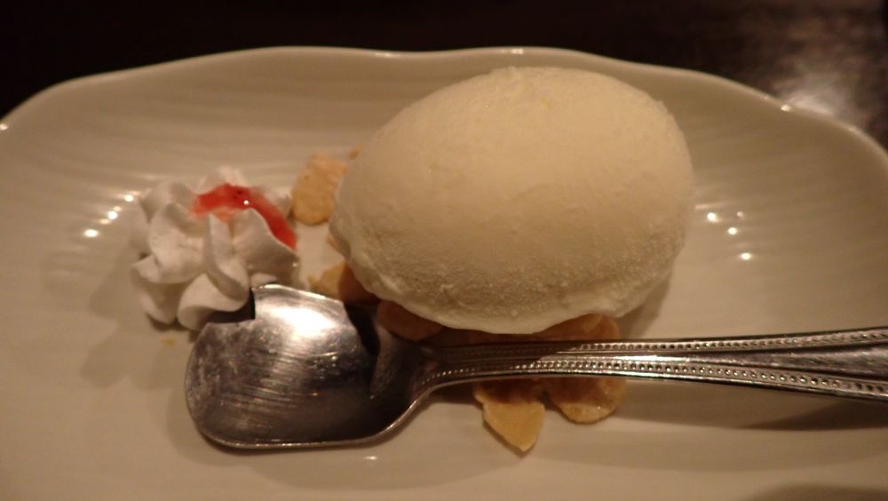 飲みのデザートのアイスクリーム。