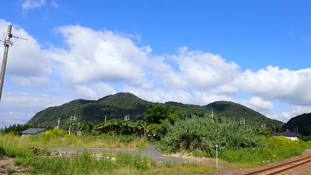 湯玉駅ホームから見た鯖釣山と湯玉城山。