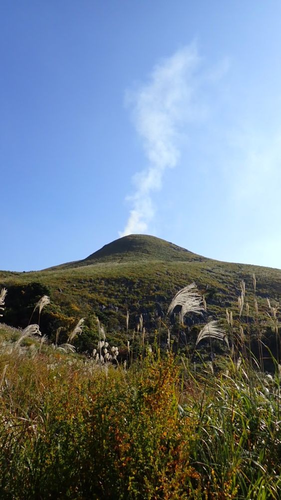 野焼きの煙と大平山。