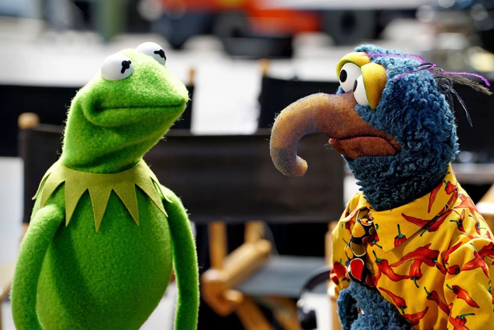 ID: Kermit and Gonzo looking at each other in deep discussion.