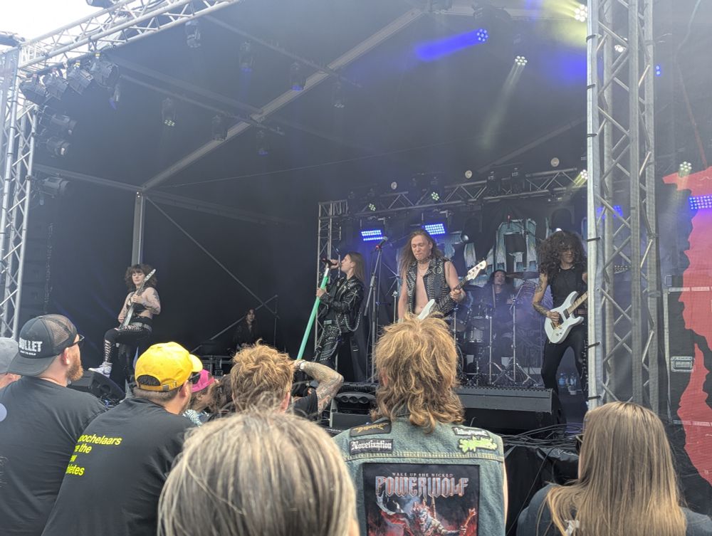 Tailgunner playing their set at Into The Grave 