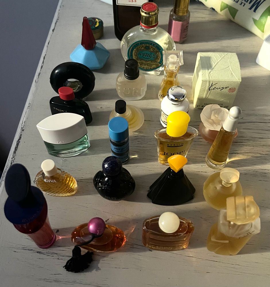 21 neatly arranged perfume miniatures 