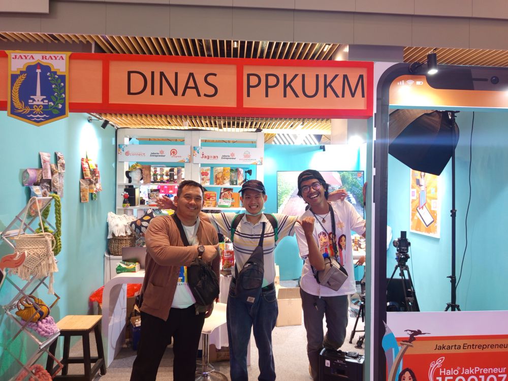 A picture of me (Middle) alongside the crew who worked at the Jakarta Enterprentur/Dinas PPKUKM (left and right)