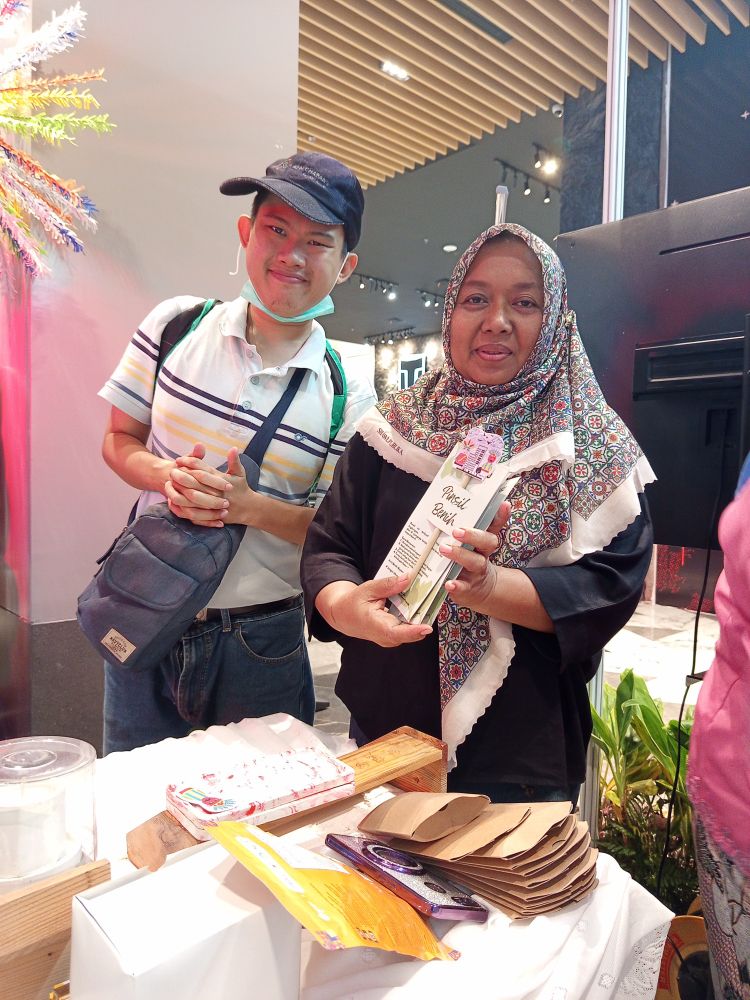 Me (left) alongside one of the crew (right) from the Rumah Pilah booth.
