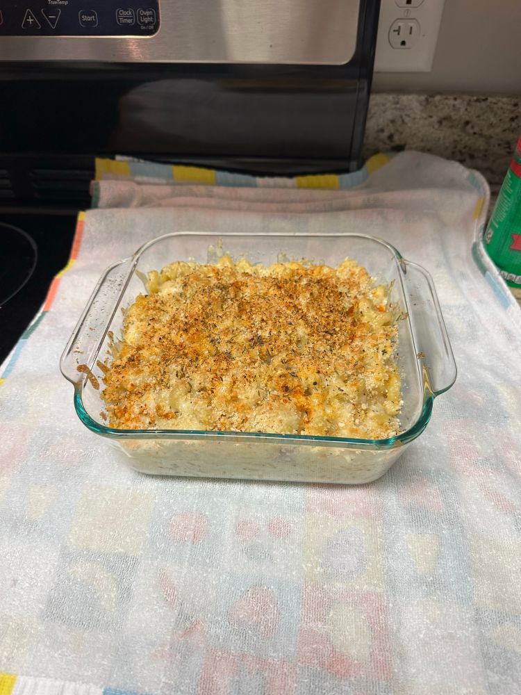 picture of the mac n cheese i made for my sisters thanksgiving, it was just taken out of the broiler so the top is crispy :3