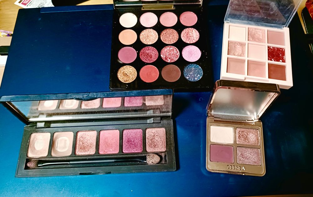 アイシャドウパレットの画像。