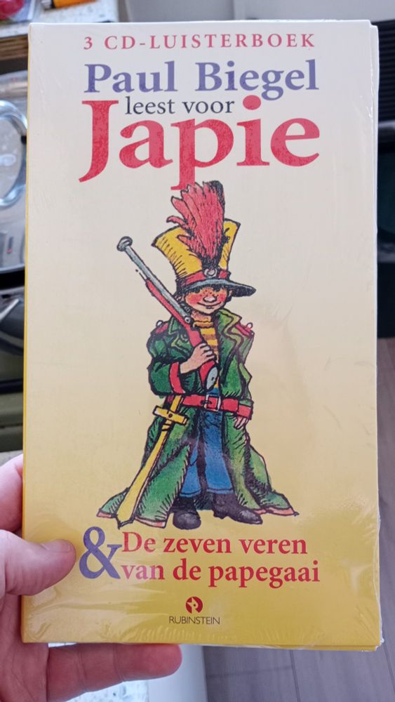 Luisterboek met 3 cd's waarop Paul Biegel oa 'Japie' voorleest. 