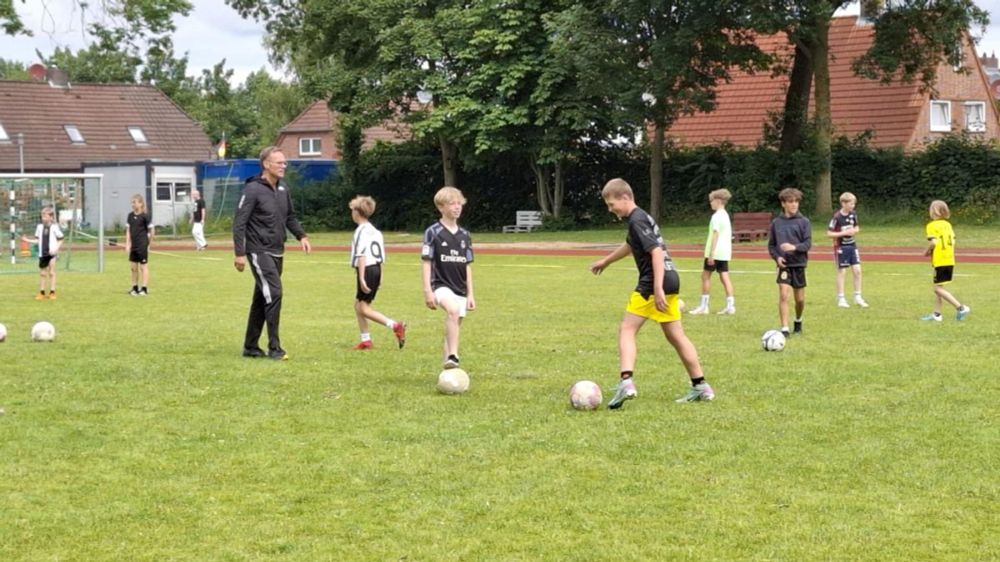 DFB-Turnier: Junge Fußballer aus Niebüll kicken gegen Team von Werder Bremen