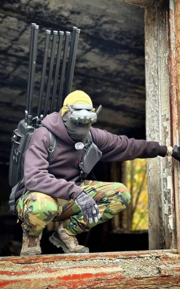 Operator from the Special Operations Forces of Ukraine (SSO – SOF) with an electronic warfare system for the controlling of FPV drones.