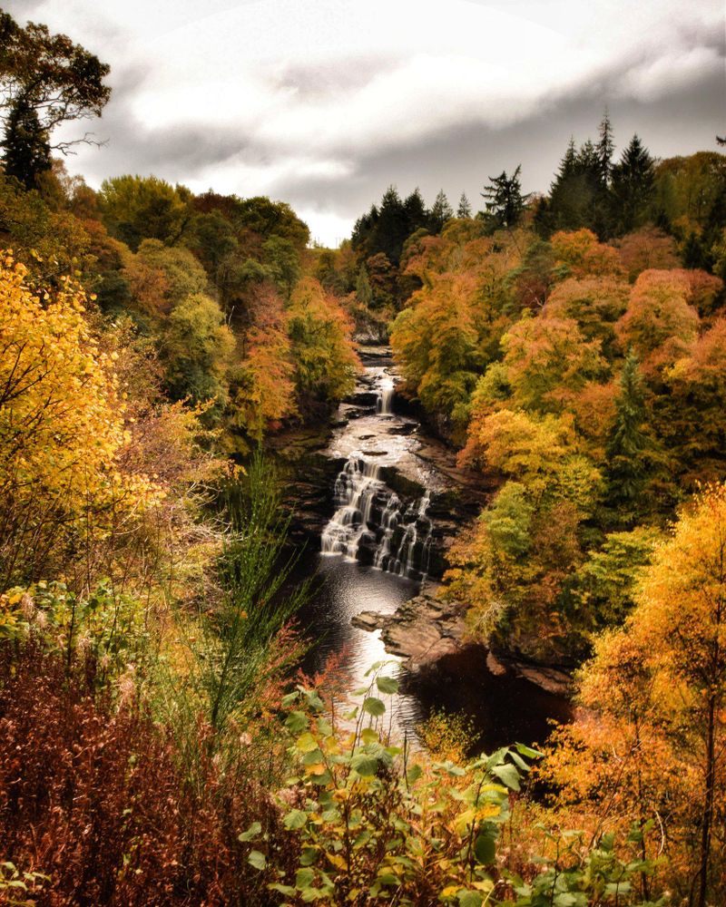 The vibrant autumn colors on our stroll to New Lanark were simply breathtaking. 🍂🍁