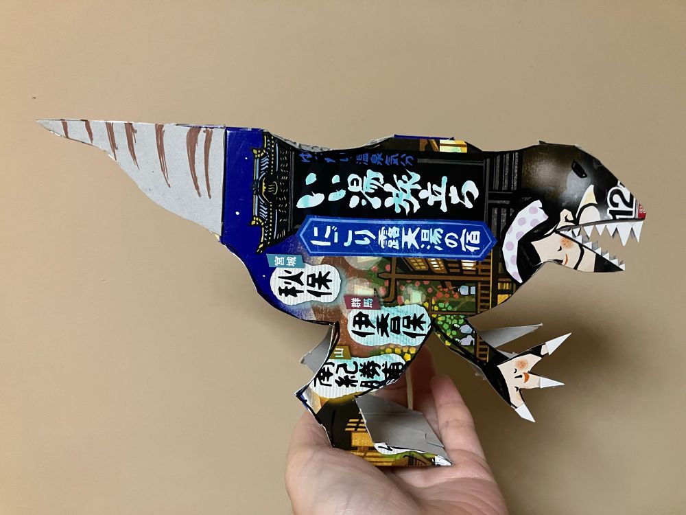 反対向き。背景が薄茶色なので歯は見やすい