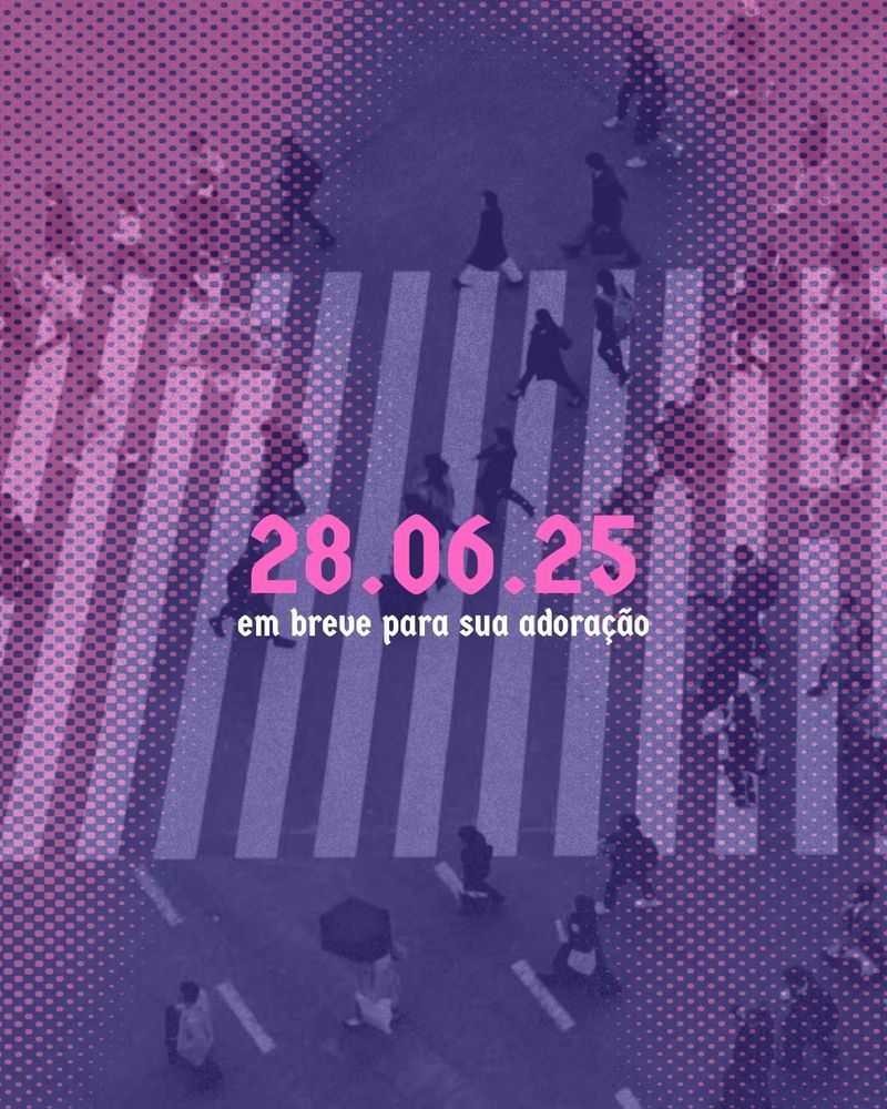 Um fundo com uma enorme faixa de pedestre e centenas de pessoas transitando. Existe uma enorme silhueta humana sobreposta com pontilhados e sombras rosadas. "28.06.25 em breve para sua adoração" está escrito no centro.