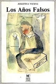 El dibujo algo desdibujado de un muchacho de mejillas rojas sentado  en medio de una casa gris con 3 cruces colgadas. 