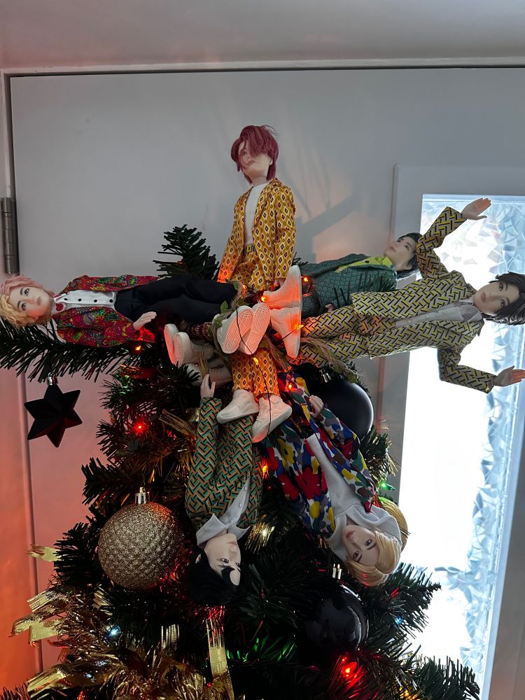 christmas tree with bts barbies tied together into a star