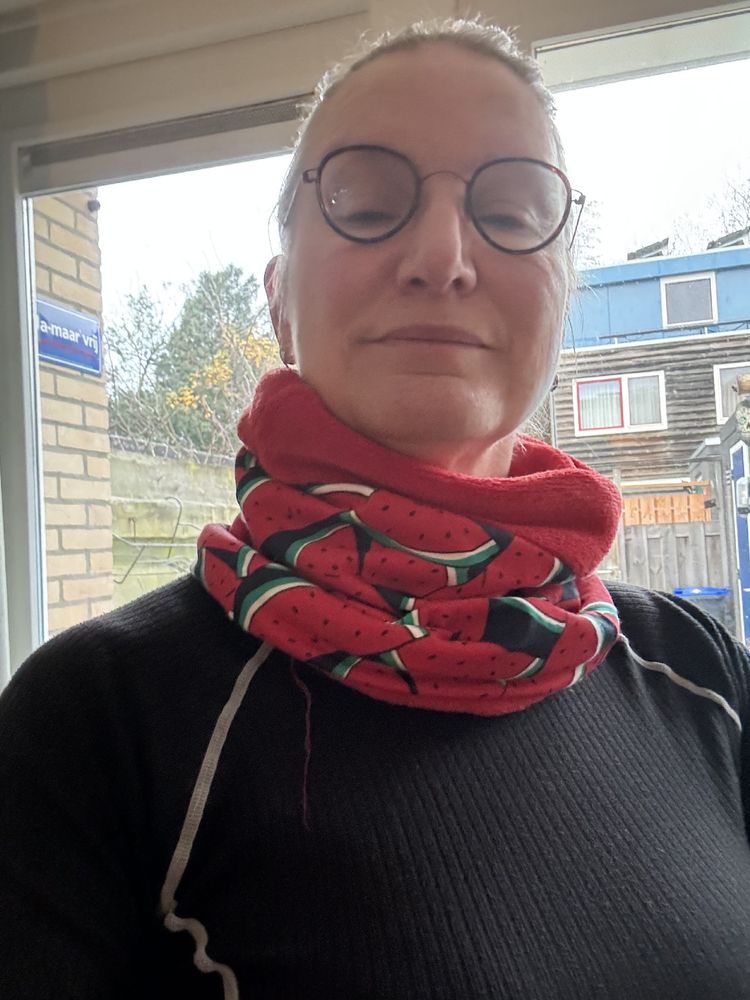 Blij ei met een colletje gemaakt van vinted hemdje en stukje rode fleece 