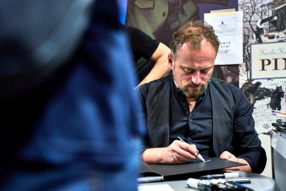 Stevan Subic signing and drawing