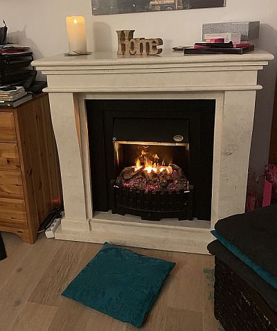 Elektrokamin in Marmoroptik mit echt wirkenden, sich bewegenden Flammen durch feinen Wassernebel, der von gelbem LED-Licht angestrahlt wird.  
https://verbrauchermeinung.blogspot.com/2017/11/mein-elektrokamin-mit-3d-flammenbild.html