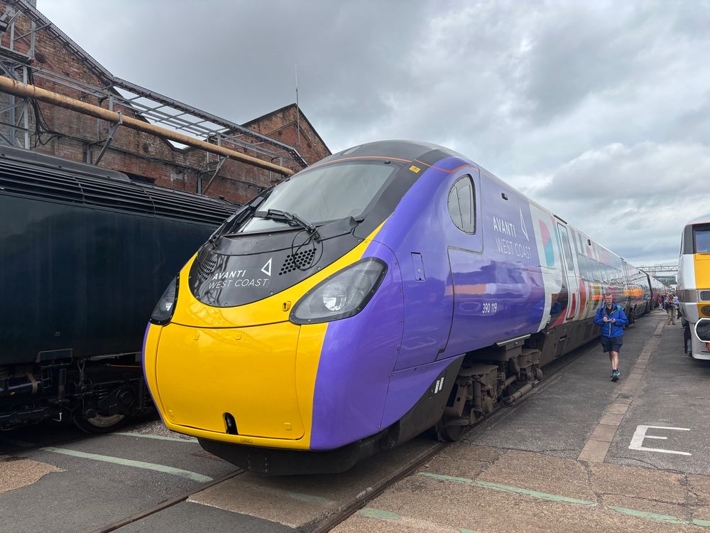 Class 390 pendolino 390119 Progress