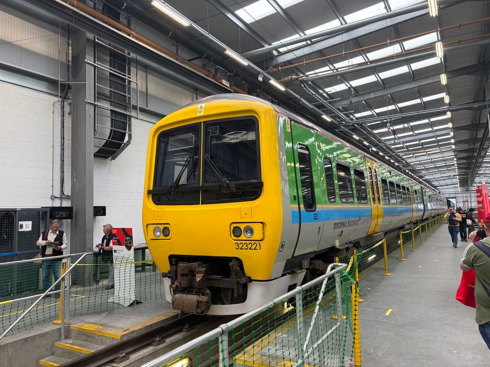 Class 323 in centro livery 