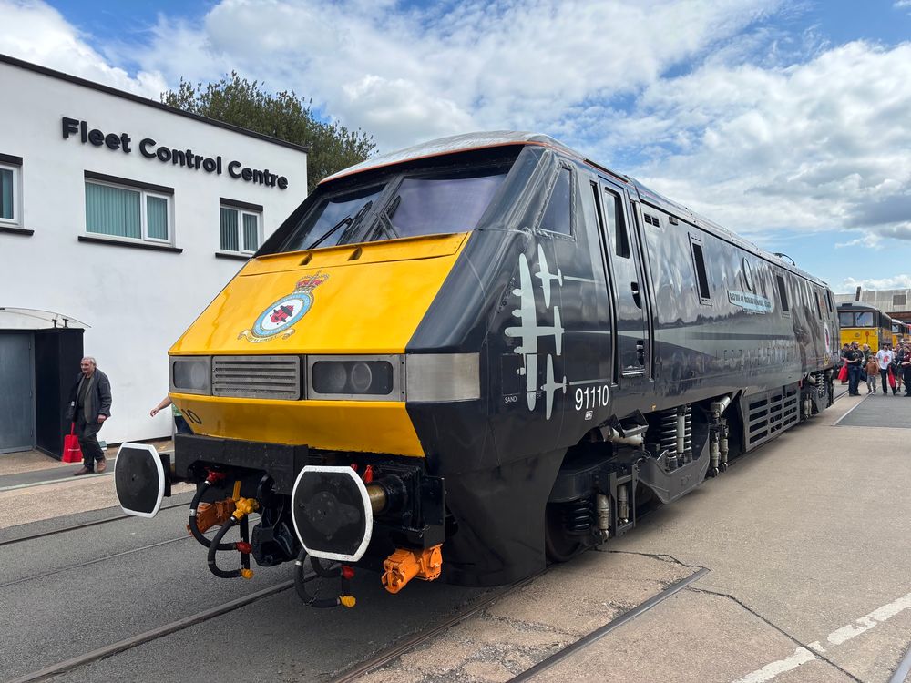 Class 91 91110 in Battle of Britain memorial livery 