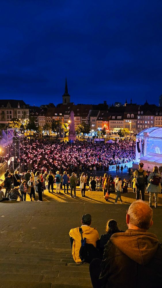 Abendlicher, mit Menschen gefüllter Domplatz in Erfurt,  von der Domtreppe aus.