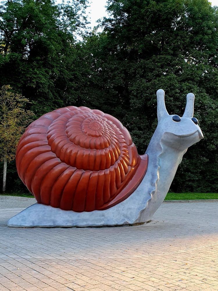 Riesen-Schnecken-Skulptur in München,  grau mit rotem Haus