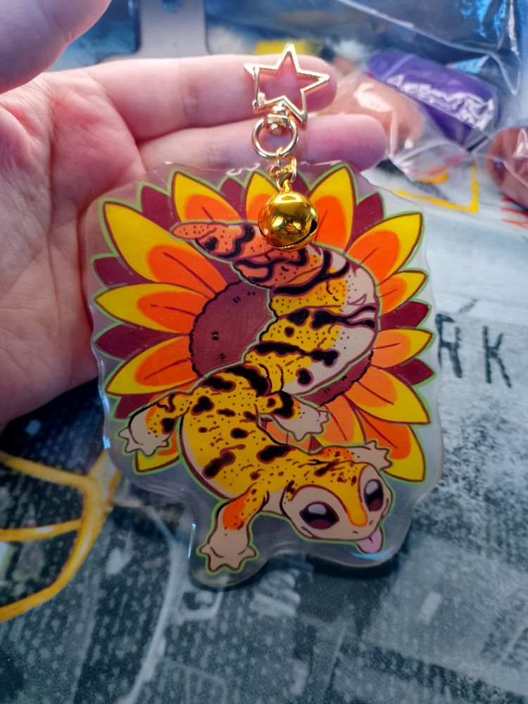 Keycharm of a leopard gecko on a sunflower, stylized chibi and cute