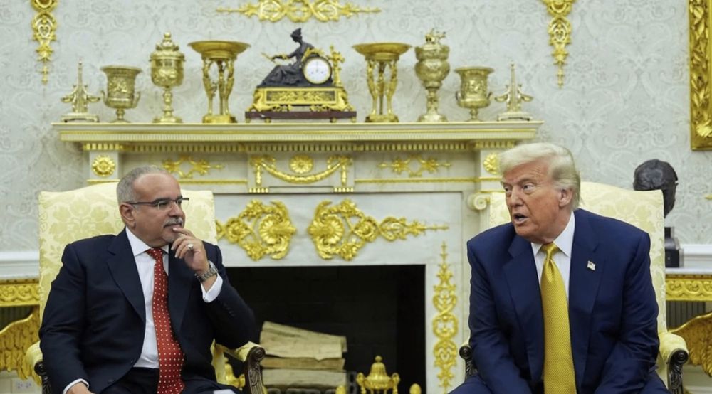 A picture of Trump in the Oval Office that he's painted top to bottom in gilt
