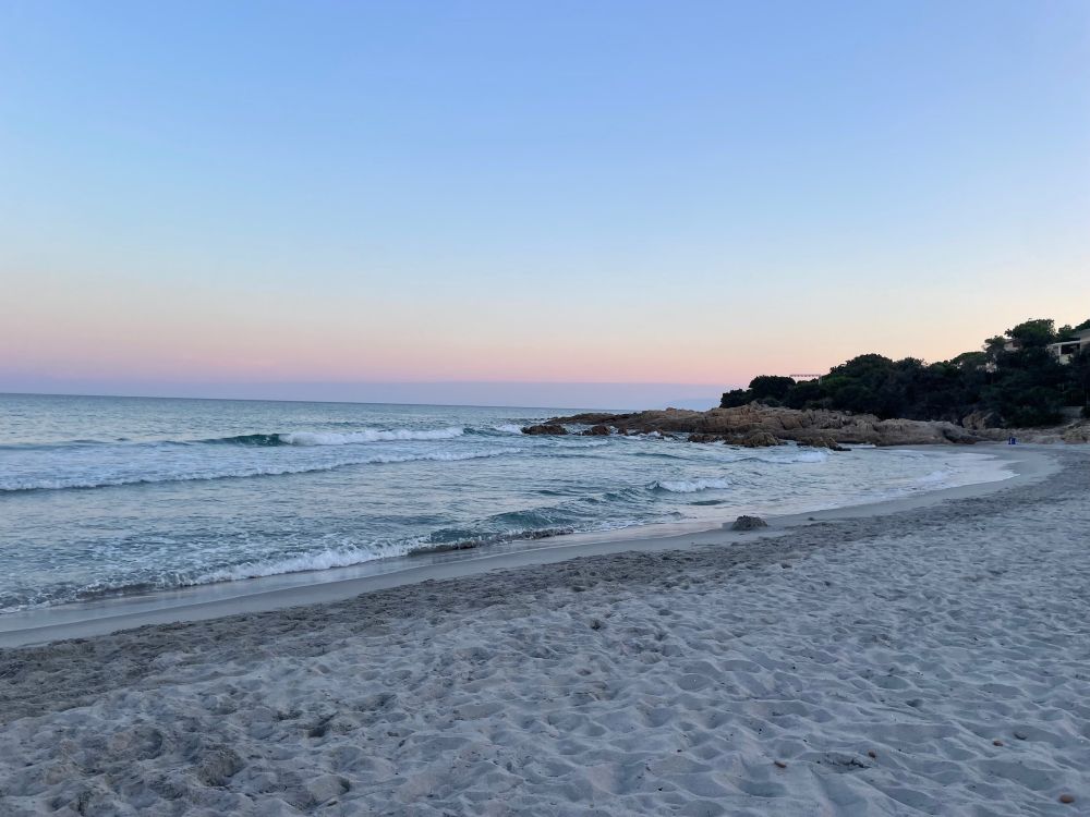 Plage au coucher de soleil en Sardaigne