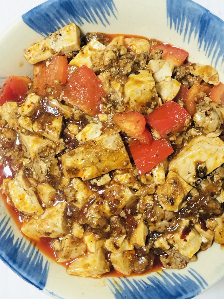 麻婆豆腐。赤いのはパプリカ。激辛。美味い。