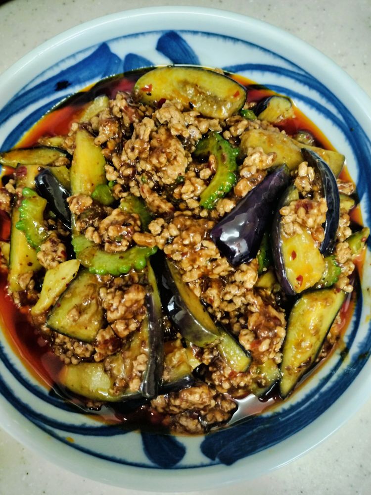 麻婆茄子。ゴーヤも入れた。激辛。美味い。